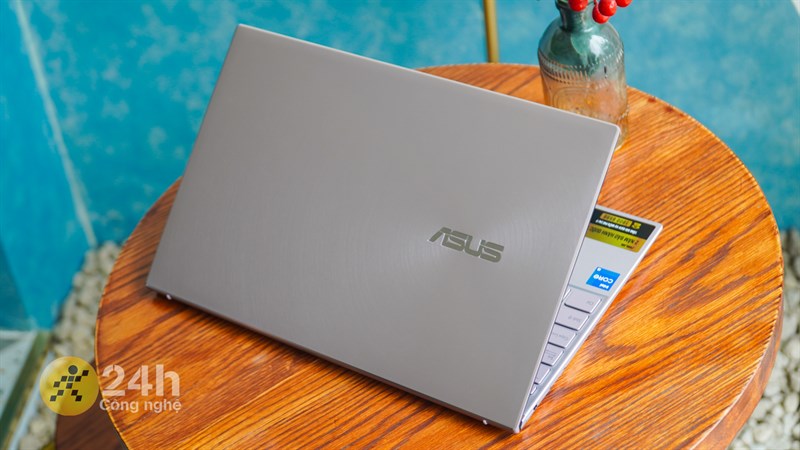 Mặt trước ASUS ZenBook 14 UX425EA sở hữu kiểu thiết kế quen thuộc với logo ASUS được đặt lệch sang phải cùng triết lý thiết kế Zen.