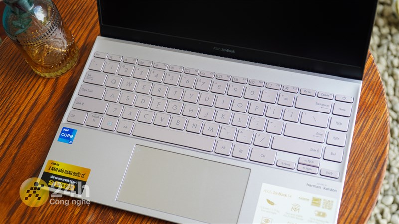 ASUS ZenBook 14 UX425EA với hệ thống bàn phím trải dài ra sát hai cạnh viền.