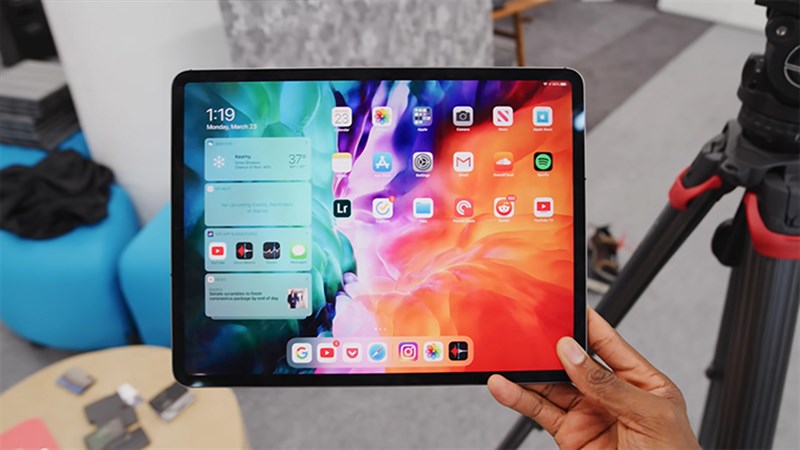 Màn hình Mini LED trên iPad Pro M1 2021 mang đến cho chúng ta khả năng hiển thị vô cùng ấn tượng. Nguồn: Marques Brownlee. Màn hình Mini LED trên iPad Pro M1 2021 mang đến cho chúng ta khả năng hiển thị vô cùng ấn tượng. Nguồn: Marques Brownlee.
