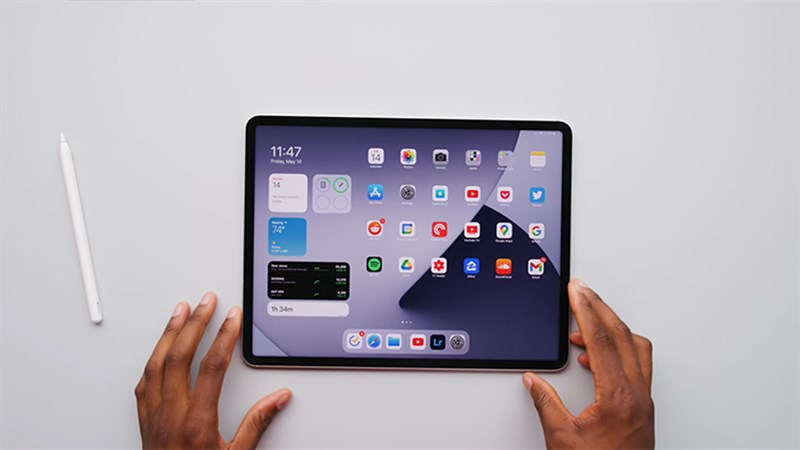 iPad Pro M1 2021 được trang bị màn hình 12.9 inch. Nguồn: Marques Brownlee. iPad Pro M1 2021 được trang bị màn hình 12.9 inch. Nguồn: Marques Brownlee.