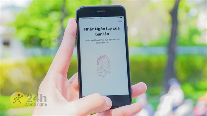 TouchID trên iPhone SE 2020 thể hiện được độ tiện lợi của em nó trong thời điểm này. TouchID trên iPhone SE 2020 thể hiện được độ tiện lợi của em nó trong thời điểm này.