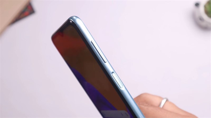 Cạnh phải của Galaxy F23 5G Cạnh phải của Galaxy F23 5G
