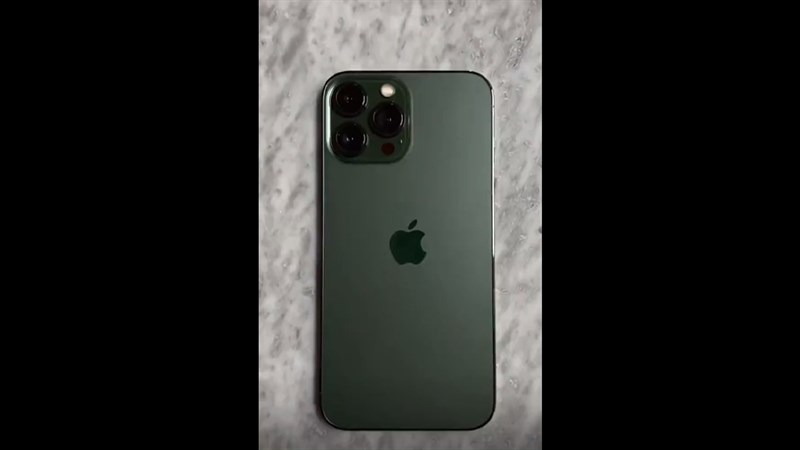 Cận cảnh iPhone 13 và iPhone 13 Pro màu xanh lá