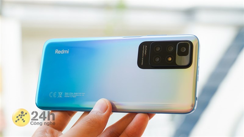Mặt lưng Redmi 10 có thiết kế tối giản với điểm nhấn chính là cụm camera chính hình chữ nhật có kích thước lớn. Mặt lưng Redmi 10 có thiết kế tối giản với điểm nhấn chính là cụm camera chính hình chữ nhật có kích thước lớn.