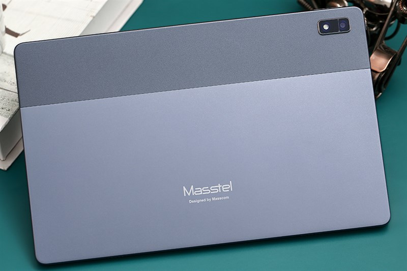 Masstel Tab 10S có thiết kế vuông vức, mặt lưng làm từ kim loại cứng cáp, sang trọng Masstel Tab 10S có thiết kế vuông vức, mặt lưng làm từ kim loại cứng cáp, sang trọng