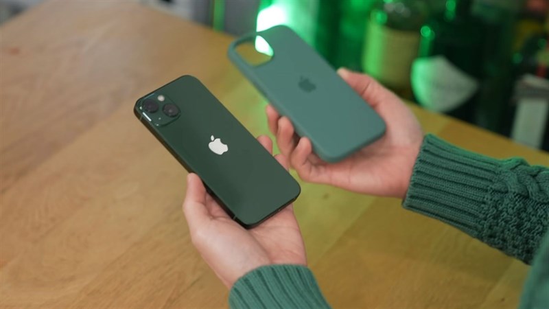 Ốp lưng iPhone 13 phiên bản màu xanh lá