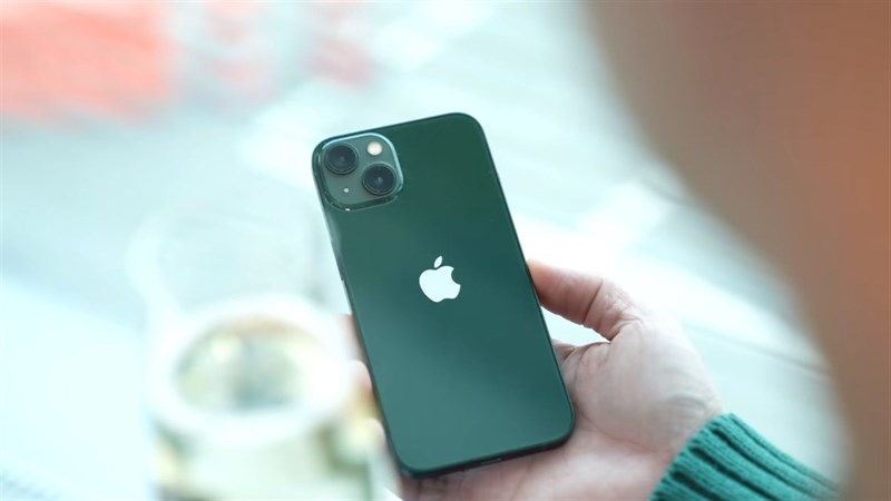 iPhone 13 phiên bản màu xanh toát lên vẻ đẹp sang trọng