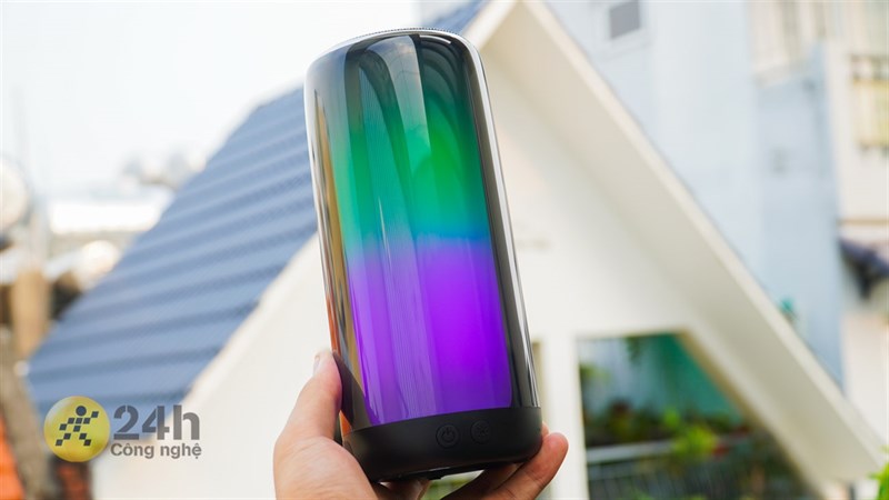 Loa bluetooth Olike S1 có dạng hình trụ, bao quanh bởi các dải đèn LED Loa bluetooth Olike S1 có dạng hình trụ, bao quanh bởi các dải đèn LED