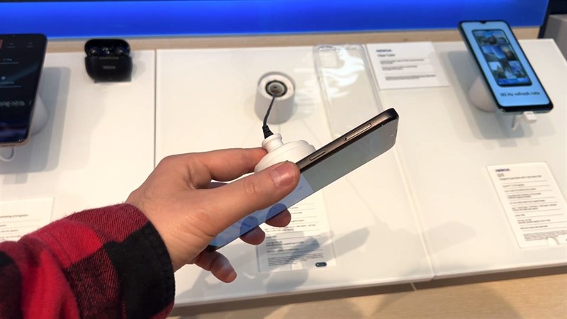 Cạnh trái có khe SIM và nút gọi trợ lý ảo Google Assistant Cạnh trái có khe SIM và nút gọi trợ lý ảo Google Assistant