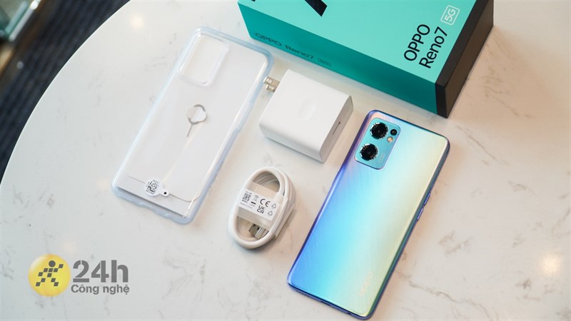 OPPO Reno7 5G đi kèm đầy đủ phụ kiện gồm que chọc SIM, ốp lưng, cáp sạc USB-TypeC và củ sạc công suất 65 W