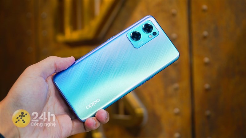 Mặt lưng của OPPO Reno7 5G có thiết kế lấy cảm hứng từ những ngôi sao băn