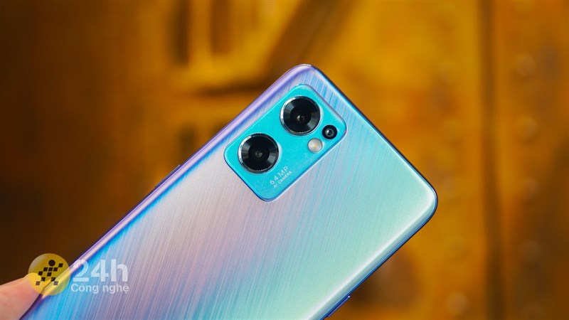 Cụm camera trên OPPO Reno7 5G gồm 2 ống kính lớn và 1 ống kính nhỏ