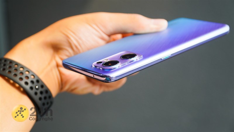 Mặt lưng OPPO Reno7 5G được làm cong sang hai bên