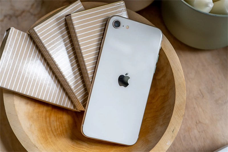 iPhone SE (2022) iPhone SE (2022)