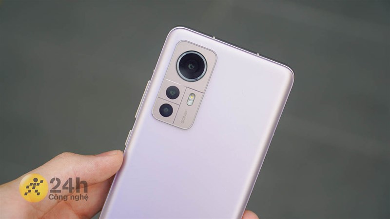 Cụm camera của Xiaomi 12 có thiết kế trông khá lạ mắt