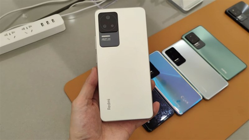 Cảm giác cầm nắm của Redmi K40S có hơi cấn một chút tại nơi tiếp nối giữa khung viền và mặt lưng. Nguồn: Sami Luo Tech.