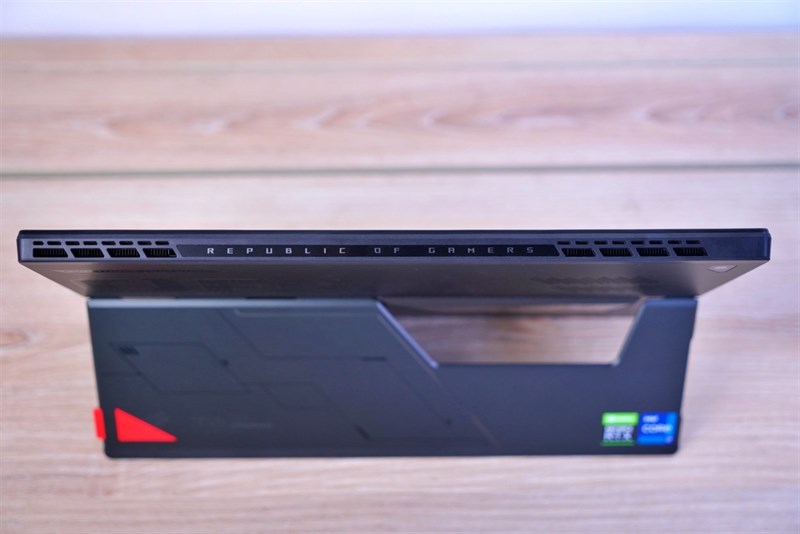 Cạnh trên của ROG Flow Z13 chứa các khe tản nhiệt