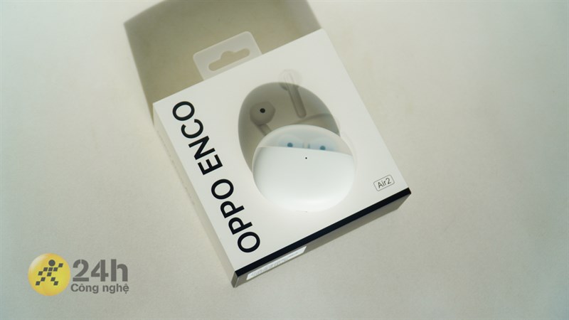 Hộp sạc OPPO Enco Air2 có kích thước nhỏ gọn, mang một màu trắng thuần khiết