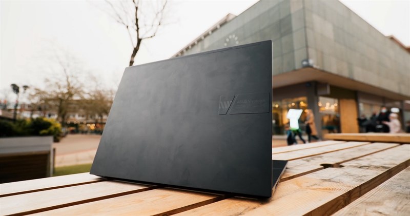 ASUS VivoBook 16X OLED mang trên mình thiết kế đơn giản nhưng không kém phần sang trọng với màu đen nhám