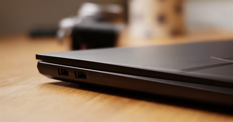 Cạnh trái của ASUS VivoBook 16X OLED M7600QC tích hợp hai cổng USB-A 2.0