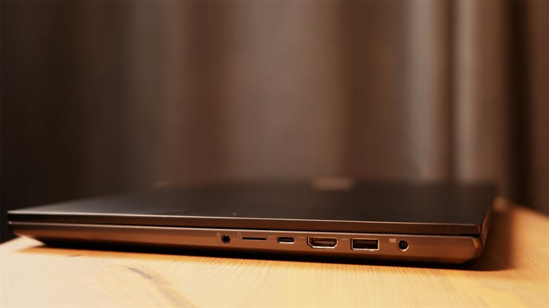 Cạnh phải của ASUS VivoBook 16X OLED M7600QC với cổng tai nghe, đầu đọc thẻ nhớ, cổng HDMI, cổng USB-C Thenderbolt 4, cổng USB-A 3.2 và cổng sạc