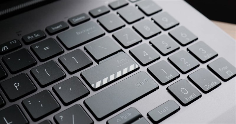 Bàn phím của ASUS VivoBook 16X OLED M7600QC nổi bật với nút Enter có họa tiết cách điệu