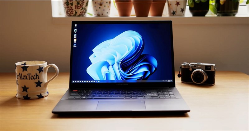 ASUS VivoBook 16X OLED M7600QC được trang bị màn hình OLED, mang lại độ tương phản cao và màu sắc được tái tạo sâu sắc