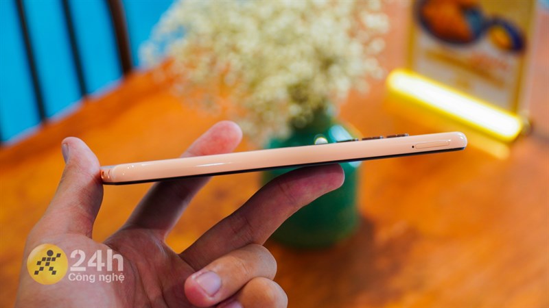 Trên tay Galaxy A13: Thiết kế trẻ trung, giá 4.69 triệu, pin lớn Trên tay Galaxy A13: Thiết kế trẻ trung, giá 4.69 triệu, pin lớn