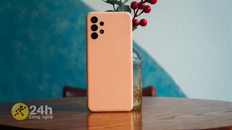 Trên tay Galaxy A13: Thiết kế trẻ trung, giá 4.69 triệu, pin lớn Trên tay Galaxy A13: Thiết kế trẻ trung, giá 4.69 triệu, pin lớn