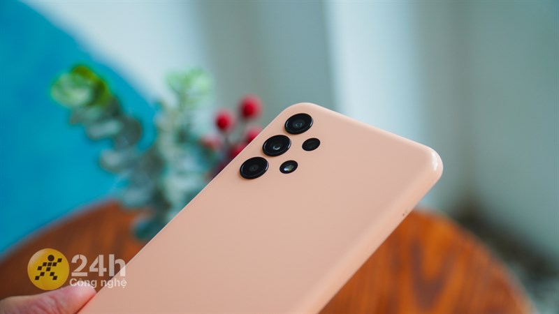 Trên tay Galaxy A13: Thiết kế trẻ trung, giá 4.69 triệu, pin lớn Trên tay Galaxy A13: Thiết kế trẻ trung, giá 4.69 triệu, pin lớn