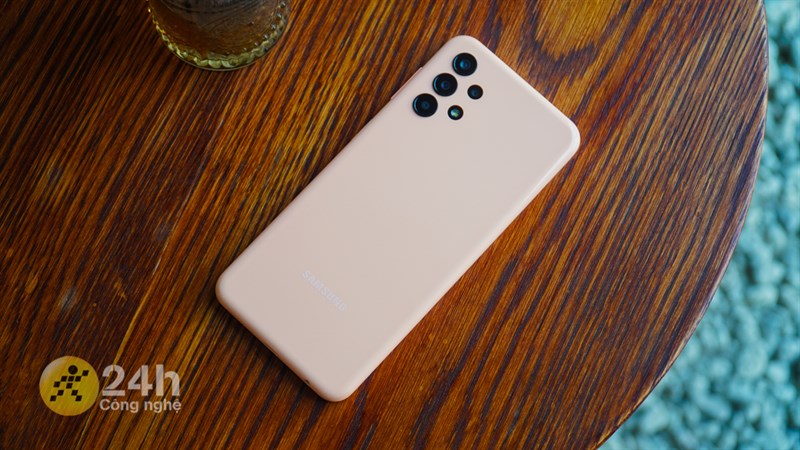 Trên tay Galaxy A13: Thiết kế trẻ trung, giá 4.69 triệu, pin lớn Trên tay Galaxy A13: Thiết kế trẻ trung, giá 4.69 triệu, pin lớn