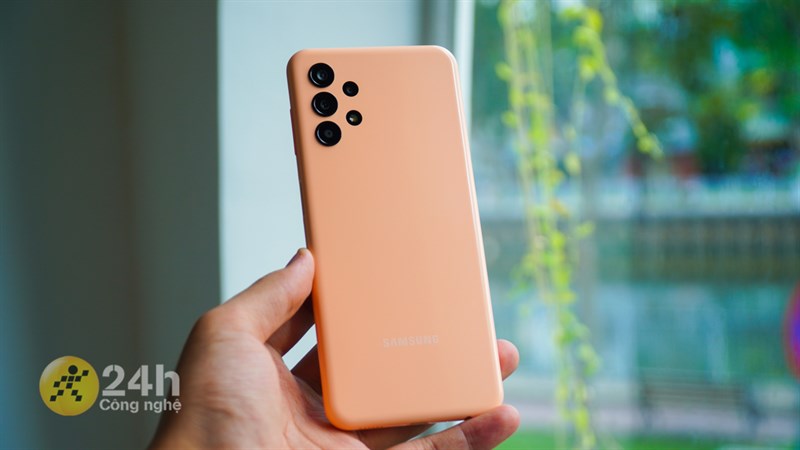 Trên tay Galaxy A13: Thiết kế trẻ trung, giá 4.69 triệu, pin lớn Trên tay Galaxy A13: Thiết kế trẻ trung, giá 4.69 triệu, pin lớn