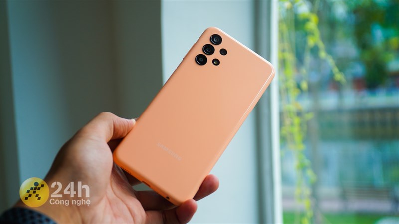 Trên tay Galaxy A13: Thiết kế trẻ trung, giá 4.69 triệu, pin lớn Trên tay Galaxy A13: Thiết kế trẻ trung, giá 4.69 triệu, pin lớn