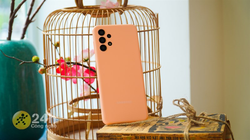 Trên tay Galaxy A13: Thiết kế trẻ trung, giá 4.69 triệu, pin lớn Trên tay Galaxy A13: Thiết kế trẻ trung, giá 4.69 triệu, pin lớn