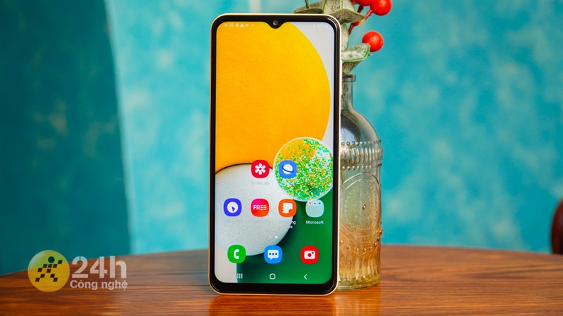 Trên tay Galaxy A13: Thiết kế trẻ trung, giá 4.69 triệu, pin lớn Trên tay Galaxy A13: Thiết kế trẻ trung, giá 4.69 triệu, pin lớn