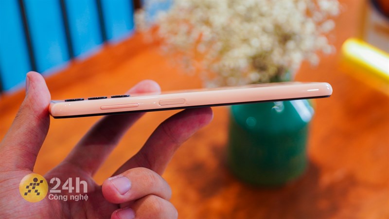 Trên tay Galaxy A13: Thiết kế trẻ trung, giá 4.69 triệu, pin lớn Trên tay Galaxy A13: Thiết kế trẻ trung, giá 4.69 triệu, pin lớn