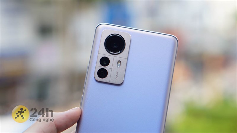 Cận cảnh cụm camera sau với cách bố trí các ống kính cực độc lạ của Xiaomi 12 Pro.