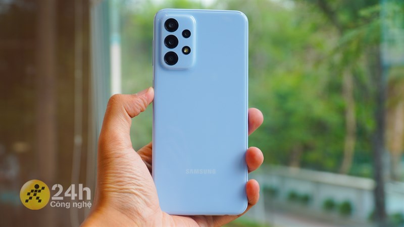 Mặt lưng của Galaxy A23 với điểm nhấn ở phần camera