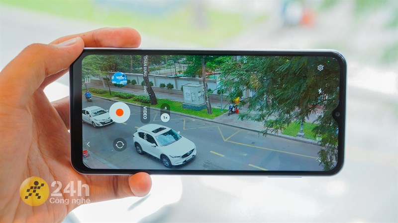 Các bạn sinh viên thích bắt trend Tik Tok ư, đã có Galaxy A23 với camera chống rung OIS cao cấp đây!