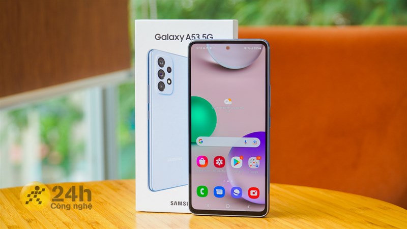 Màn hình của Galaxy A53 5G được làm theo dạng Infinity-O cùng các viền màn hình xung quanh tương đối mỏng.