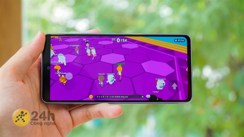 Chơi game trên màn hình rực rỡ sống động thế này thì hết nước chấm Chơi game trên màn hình rực rỡ sống động thế này thì hết nước chấm