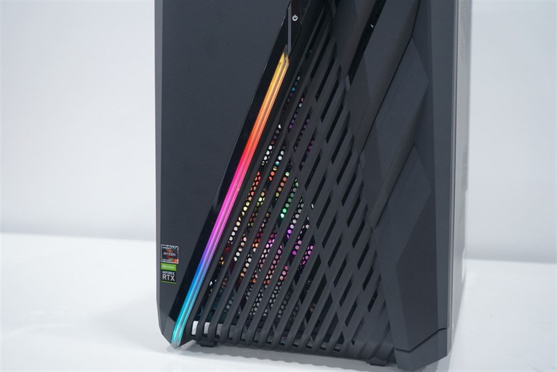 Không chỉ đẹp mà thiết kế của ROG Strix GA35 G35DX còn được đề cao tính công thái học khi xuất hiện rất nhiều khe lấy gió ở các mặt. Không chỉ đẹp mà thiết kế của ROG Strix GA35 G35DX còn được đề cao tính công thái học khi xuất hiện rất nhiều khe lấy gió ở các mặt.