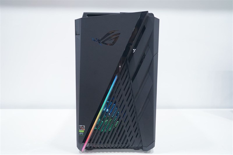 Thiết kế của ROG Strix GA35 G35DX được lấy cảm hứng từ những làn gió với nhiều đường cắt xẻ lớn. Thiết kế của ROG Strix GA35 G35DX được lấy cảm hứng từ những làn gió với nhiều đường cắt xẻ lớn.