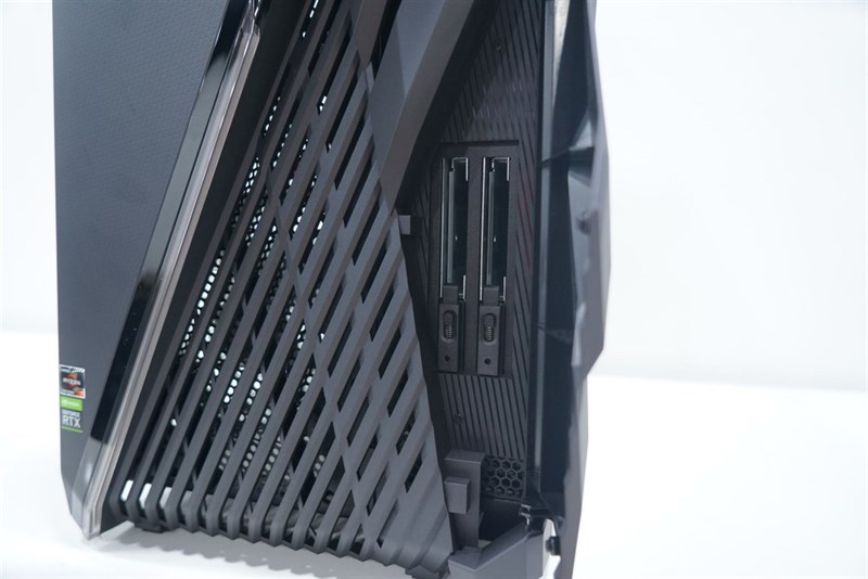 Khe nâng cấp trên ROG Strix GA35 G35DX. Khe nâng cấp trên ROG Strix GA35 G35DX.