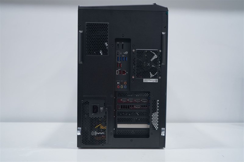 ROG Strix GA35 G35DX được trang bị số lượng cổng kết nối đa dạng. ROG Strix GA35 G35DX được trang bị số lượng cổng kết nối đa dạng.