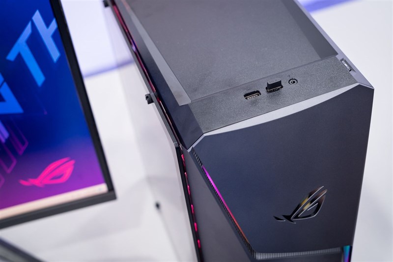 Các cổng kết nối ở mặt trước ROG Strix G10DK. Các cổng kết nối ở mặt trước ROG Strix G10DK.