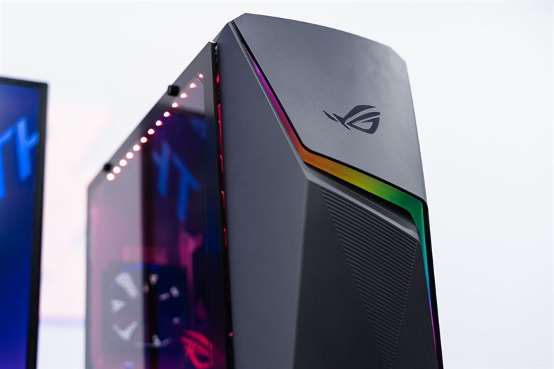 Mặt trước của ROG Strix G10DK vẫn có sự xuất hiện của logo ROG quen thuộc và được tạo điểm nhấn bơi dải đèn LED RGB hình tia chớp độc đáo. Mặt trước của ROG Strix G10DK vẫn có sự xuất hiện của logo ROG quen thuộc và được tạo điểm nhấn bơi dải đèn LED RGB hình tia chớp độc đáo.
