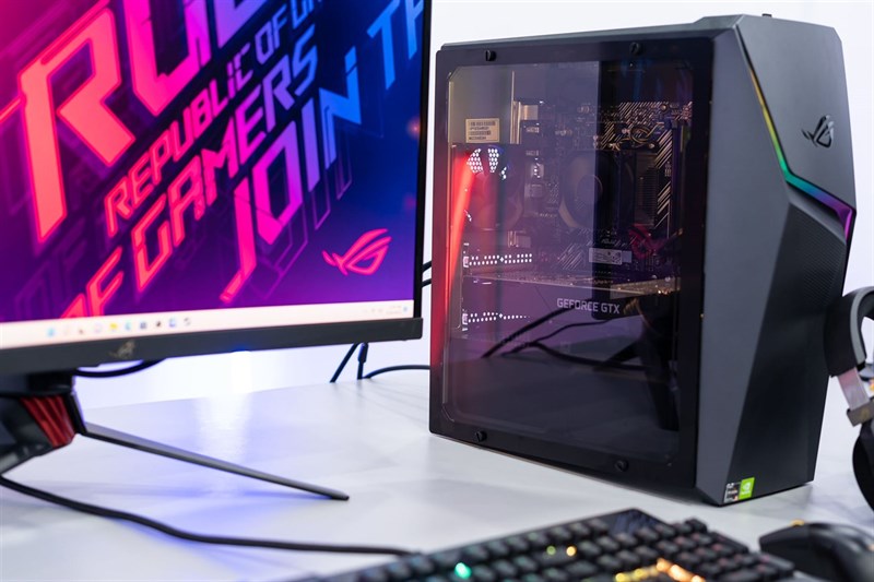 ROG Strix G10DK có mặt bên bằng mica trong suốt giúp phô diễn toàn bộ linh kiện bên trong. ROG Strix G10DK có mặt bên bằng mica trong suốt giúp phô diễn toàn bộ linh kiện bên trong.