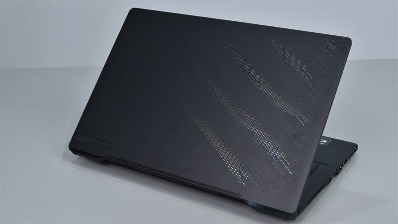 ASUS ROG Zephyrus M16 2022 với thiết kế đơn giản nhưng nổi bật nhờ thiết kế Matrix cùng các dải LED đẹp mắt ASUS ROG Zephyrus M16 2022 với thiết kế đơn giản nhưng nổi bật nhờ thiết kế Matrix cùng các dải LED đẹp mắt