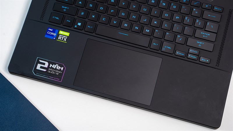 Phần touchpad của Zephyrus M16 2022 khá lớn và được làm bằng kính Phần touchpad của Zephyrus M16 2022 khá lớn và được làm bằng kính